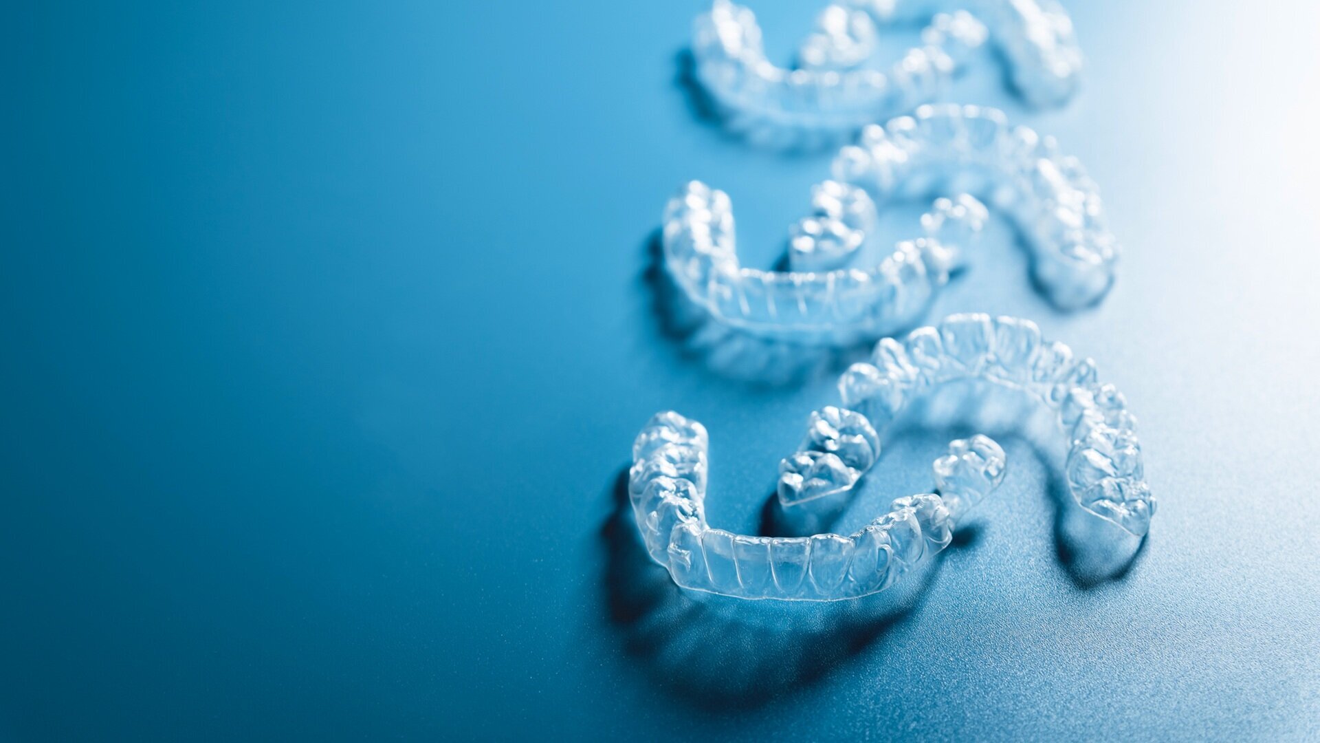 Combination of a distaliser and aligners for Class II correction