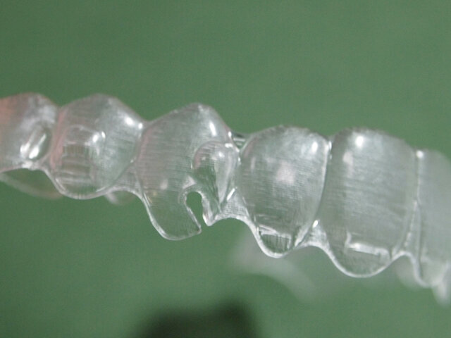 TEAR DROP je navržen k tvorbě výřezů ve tvaru slzy na hranách fóliových aparátů pro zavěšení ortodontických elastických tahů.