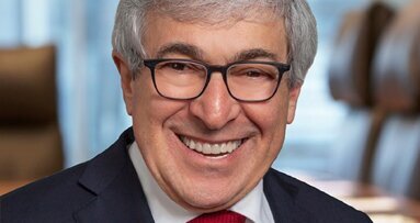 Stanley M. Bergman lascerà la carica di Chief Executive Officer di Henry Schein alla fine del 2025