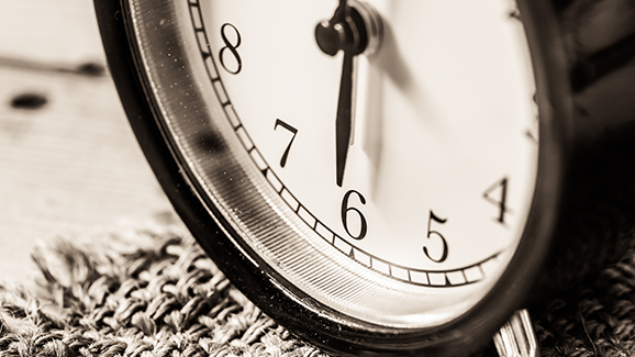 Spät zu Bett gehen ist schlecht für die Zähne