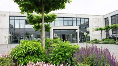 Im Firmensitz in Ratingen-Lintorf veranstaltete das Dental-Depot van der Ven seinen Chirurgietag. Das hochmoderne Gebäude setzt mit 4.000m² Büro- und Ausstellungsfläche neue Maßstäbe im Dentalhandel. (Bilder: Yvonne Bachmann, Franziska Beier, DTI)