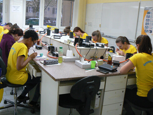 Stejně soustředěně a v naprosté tichosti pak studenti soutěžili ve voskové modelaci premoláru a moláru