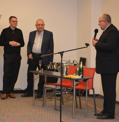 Kmotry knihy byl prezident České stomatologické komory, doc. MUDr. Roman Šmucler, CSc. a nový děkan Lékařské fakulty v Plzni děkan prof. MUDr. Jindřich Fínek, PhD.