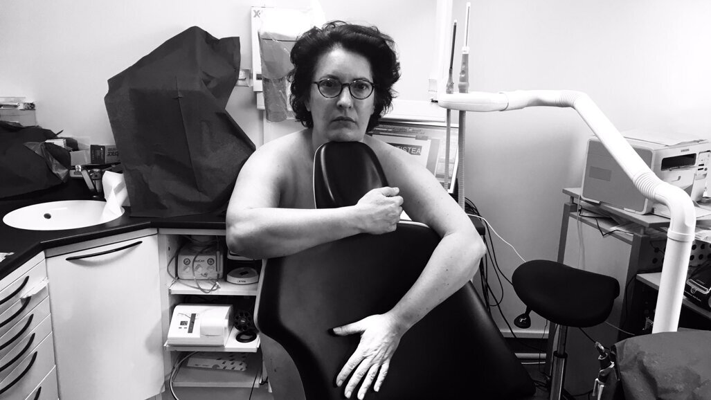 Fransız Diş Hekimlerinden Çıplak Protesto