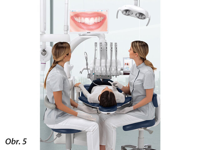 Komunikaci s pacientem výrazně usnadňuje využití multimediálních prvků a dalších připojených zařízení – zde využití přenosu obrazu z intraorální kamery na velkoplošný lékařský LCD monitor integrovaný do zubní soupravy