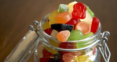 Polyolová žuvačka a cukrík bez cukru a bezfluoridový lak pomáhajú v prevencii zubného kazu