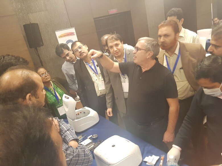 Dr.Choukroun demonstrates the A-PRF protocol to the participants