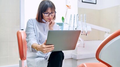 Pracovní postup podporovaný AI by mohl zubním lékařům pomoci vyvíjet specializovaný software