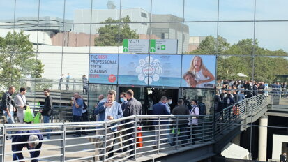 Reflections of IDS: Visitors take a break between the halls. (Image: Dental Tribune International)