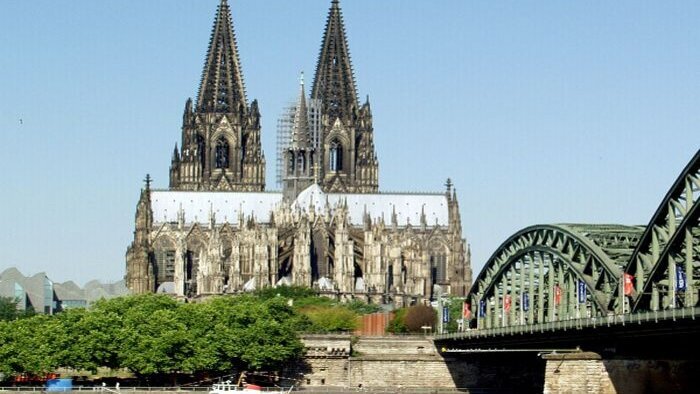 Buiten de muren van de Koelnmesse