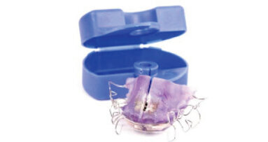 Používání retenčních aparátů pod drobnohledem