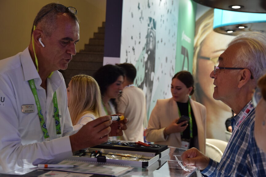 Visitors to the Solventum booth get a one-on-one consultation.