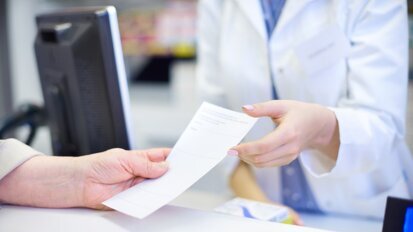 Lekarz będący na zwolnieniu lekarskim może wystawiać recepty pro auctore i pro familiae