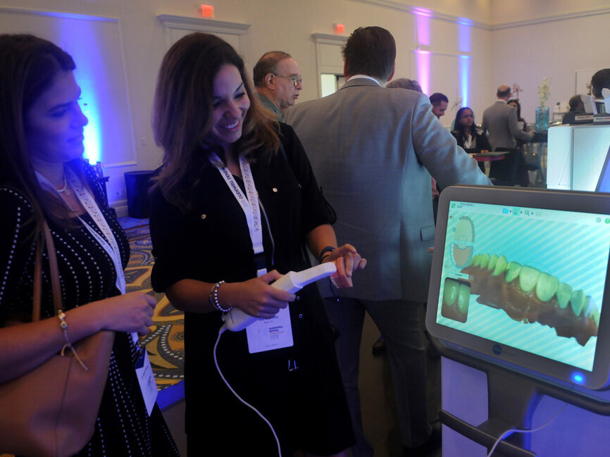 Showing to a customer the ‘glidewell io,’ the digital design system that integrates intraoral scanning data, intuitive digital design and suggestions for milling materials. (Photo: José Antonio Rosario for Dental Tribune)