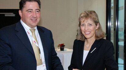 Zwei-Länder-Symposium thematisierte Implantologie Zwei-Länder-Symposium thematisierte Implantologie