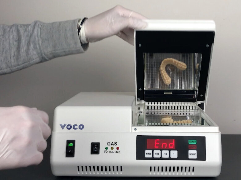 Fig. 13. Unidad de fotopolimerización por luz ultravioleta utilizada.