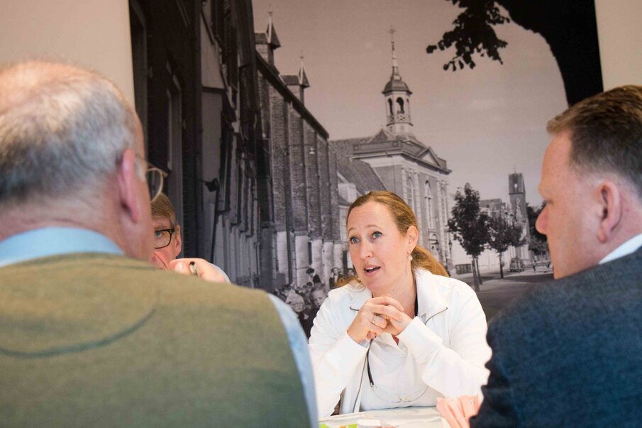 Praktijkhouder Anna Teunissen van A.R.T. Tandartsen in gesprek met de prejury.