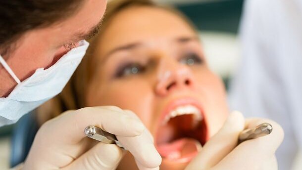 Speeksel voorkomt schade van bacteriën in mond