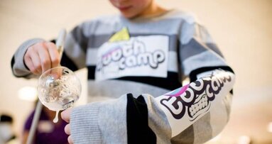 ToothCamp houdt kindergebitten spiegel voor