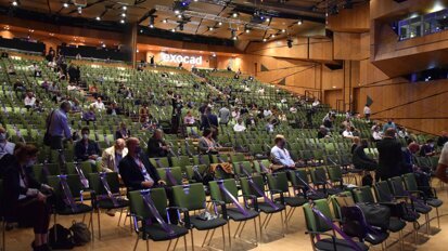 Almost 300 on-site participants settled into the big auditorium at darmstadtium whilst keeping a safe distance of 1.5 m. (Image: Dental Tribune International)
