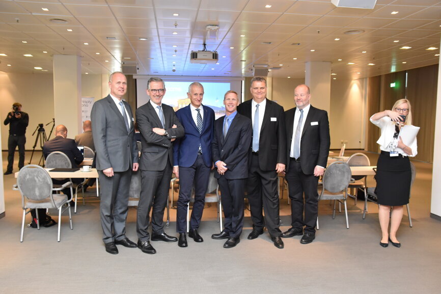 v.l.n.r.: Björn Delin, Dominique Legros (Senior Vice President, Technologies and Equipment Segment), Marco Degidi, Don Casey (CEO Dentsply Sirona), Dr. Karsten Wagner (Global Director Platform Implant Systems Ankylos/Xive) und Johan Falk. © Georg Isbaner, Oemus Media AG