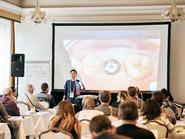 V sále 1 si lékaři vyzkoušeli postupy práce pod vedením Dr. Davida Chonga (USA) se systémem OneGuide™