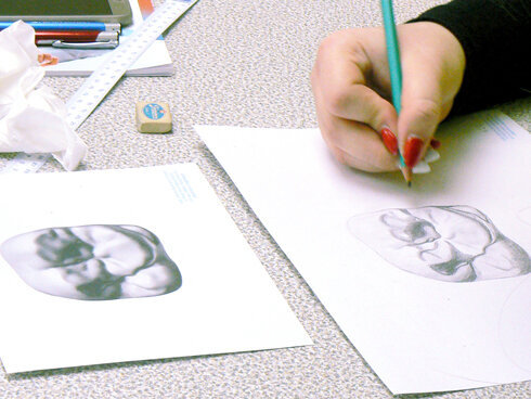 První částí soutěže byla kresba okluzní plochy moláru podle předlohy. Soutěžící se na úkol maximálně soustředili a nenechali se vyrušit ani fotografováním.