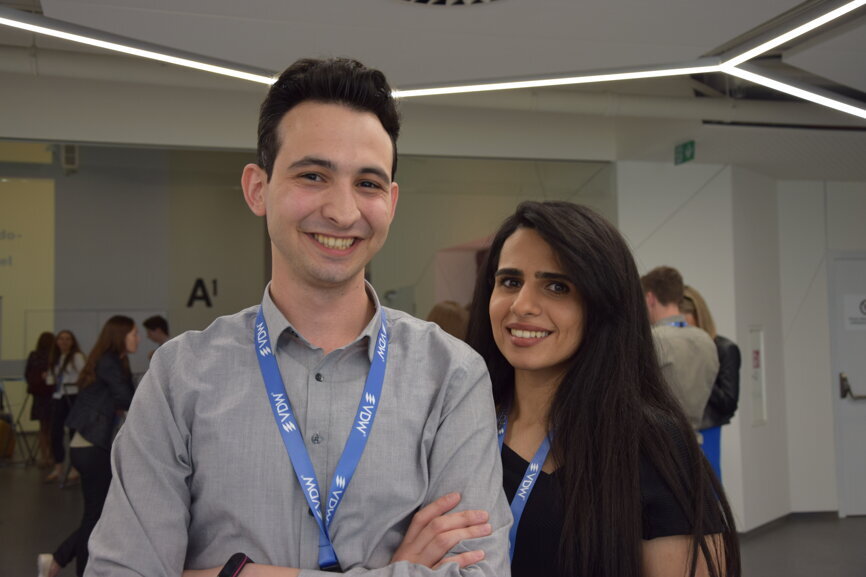 Participants are happy to be at this year’s meeting and meet fellow dentists. 