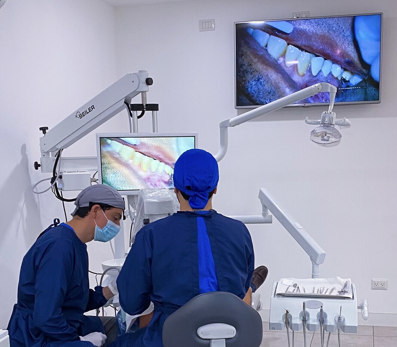 Fig. 2 - Il microscopio operatorio PromiseVision 3D utilizzato durante una procedura di microchirurgia apicale.