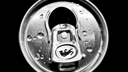 Od początku 2024 r. sprzedaż energetyków tylko dla osób pełnoletnich