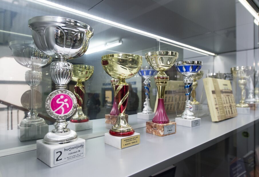 Izlog Stomatološkog fakulteta s peharima studenskih aktivnosti