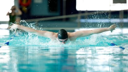 Meer tandverkleuring door wedstrijdzwemmen