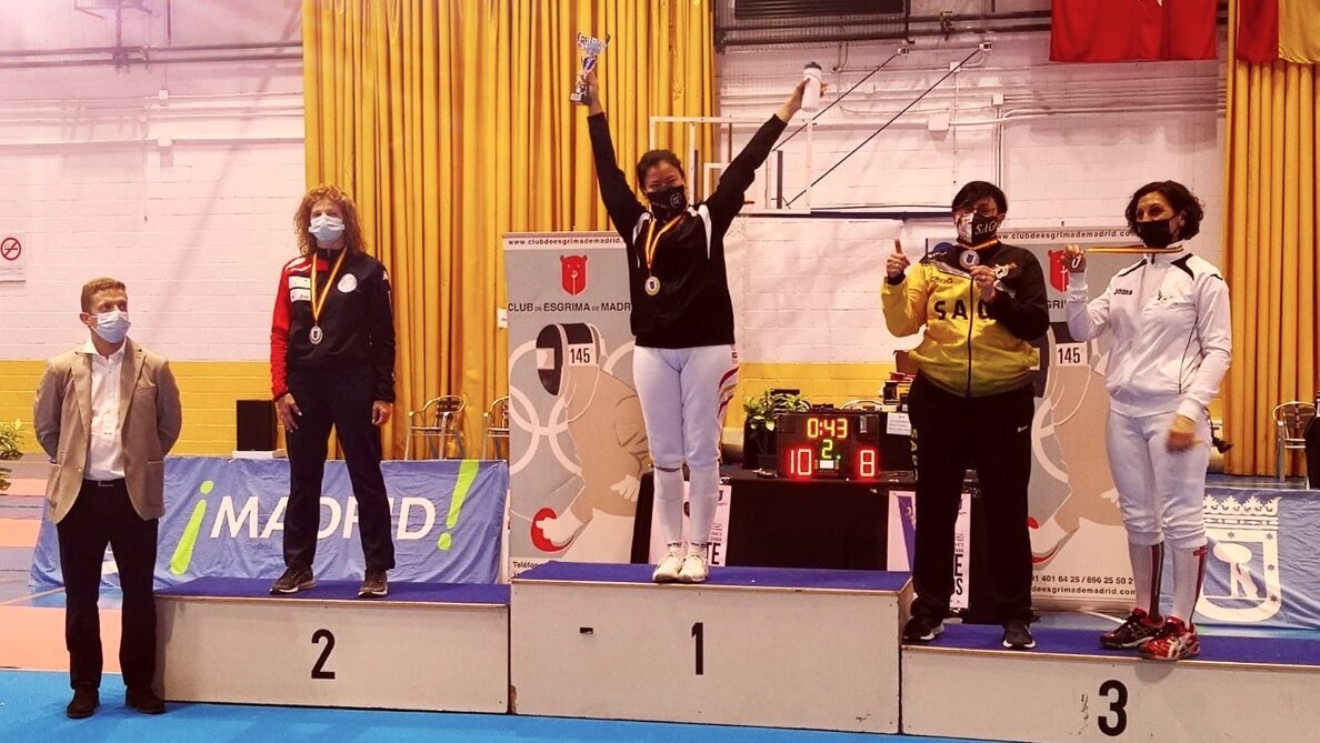 Odontopediatra y campeona de esgrima