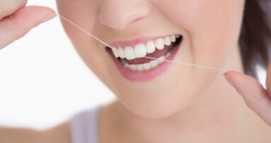 Co pierwsze: szczotkowanie czy nitkowanie?