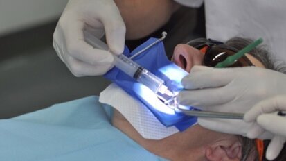 So funktioniert die chemo-mechanische Wurzelkanalaufbereitung So funktioniert die chemo-mechanische Wurzelkanalaufbereitung