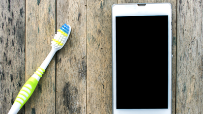 Umfrage ergibt: Lieber Zahnbürste teilen, als das Smartphone