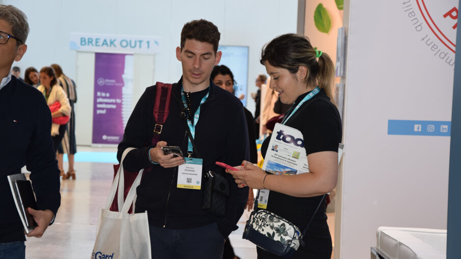 Visitors to EuroPerio10 were spotted with today, a dedicated issue for the congress.