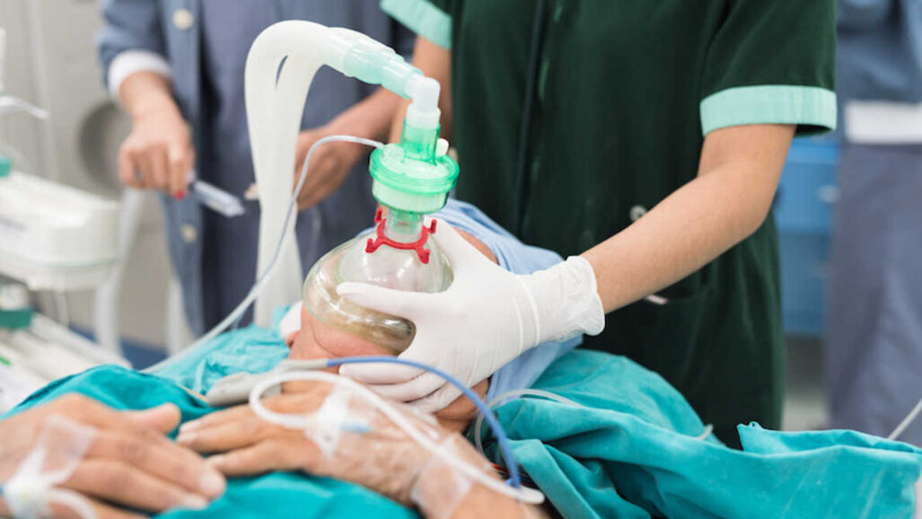 Dentaduras descobertas em laringe dias após anestesia geral