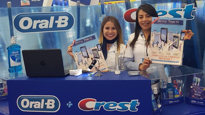 Dos promotoras de Oral B con el número de noviembre 2017 de Dental Tribune.