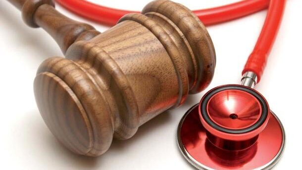 Błąd w sztuce medycznej – odpowiedzialność cywilna i karna lekarza dentysty