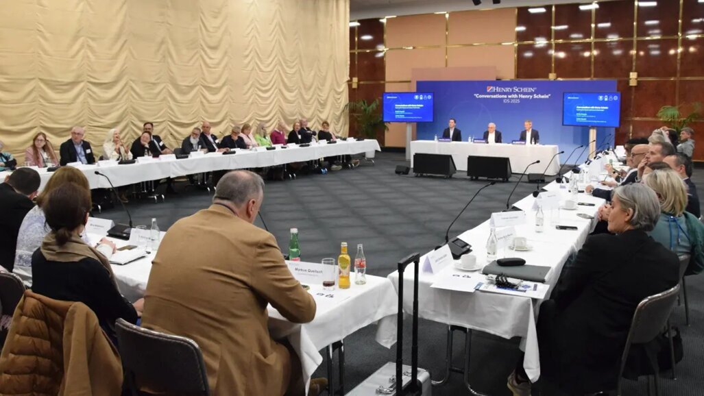 Разговори с Henry Schein