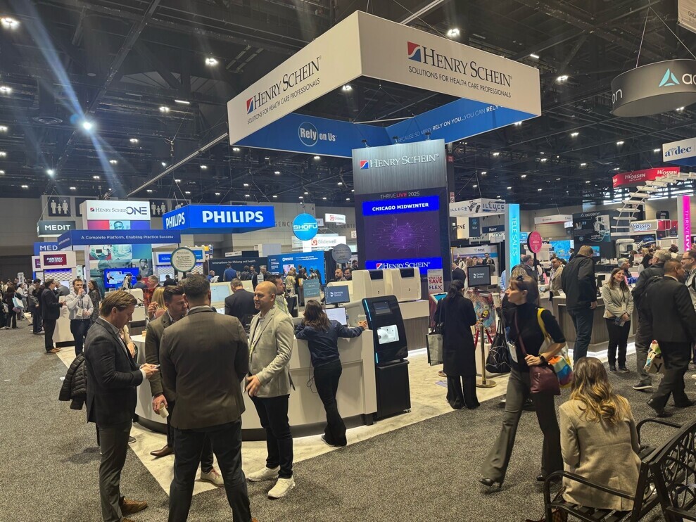 Around 600 exhibitors showcase their latets products at the Chicago Midwinter Meeting. (Image: Dental Tribune International)