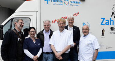 Kammerpräsident Bunke behandelt Obdachlose im Zahnmobil Hannover