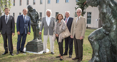 Zwei Skulpturen beim Sommerfest der Universitätszahnklinik enthüllt