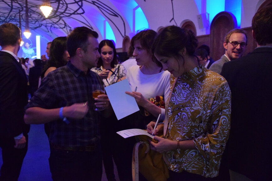 Attendees filled in the raffle in the hope of winning a ticket to the next International Osteology Symposium in Barcelona. (Photograph: Franziska Beier, DTI) 