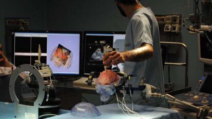 Est-ce plus rapide et plus sûr d'utiliser des robots en chirurgie cérébrale ?