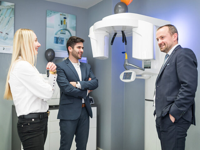 Slavnostní otevření showroomu proběhlo v příjemné a přátelské atmosféře, kdy měli hosté možnost si prohlédnout vystavené stomatologické soupravy a další zařízení, a vzájemně se seznámit