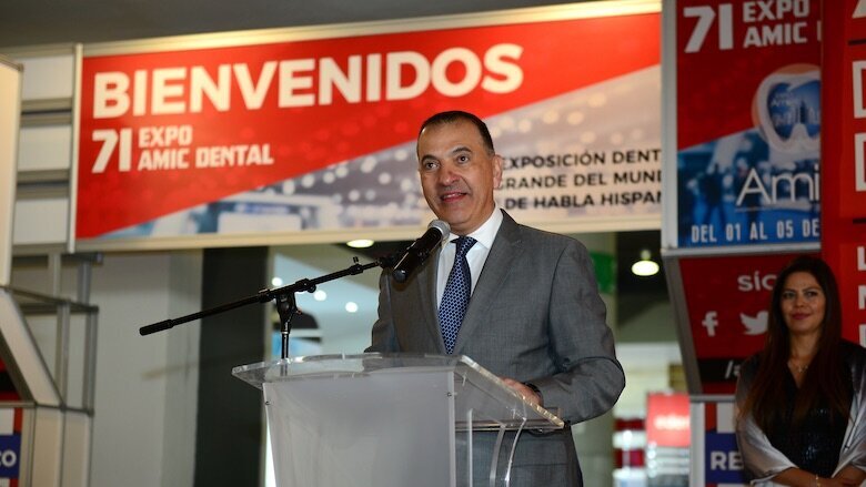 El asesor de AMIC Dental, Ayub Safar, que ejerció como Maestro de Ceremonias de la inauguración.