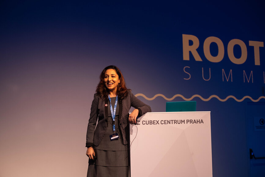 Dr Meetu Ralli Kohli presenting on bioceramics in endodontics.