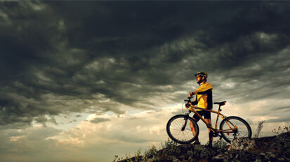 Biker fährt mit Stock im Hals ins Krankenhaus